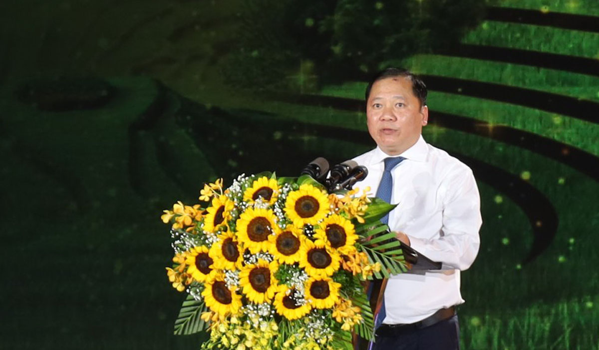 Đồng chí Nguyễn Phi Long, Uỷ viên dự khuyết BCH Trung ương Đảng, Bí thư Tỉnh uỷ phát biểu đáp từ.