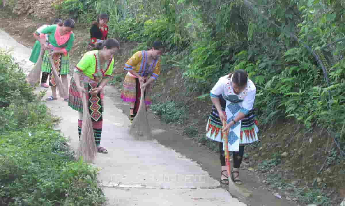 Người dân bản Huổi Chát (xã Nậm Manh, huyện Nậm Nhùn) vệ sinh đường nội bản, bảo vệ môi trường, cảnh quan.