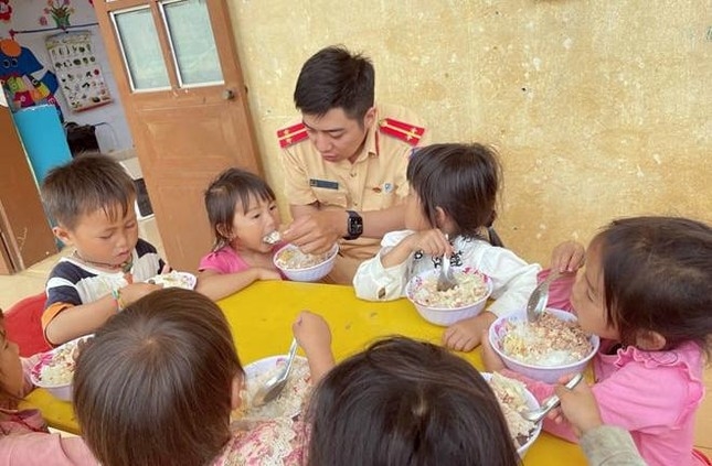 Dự án “Nuôi em Mộc Châu” đã mang đến những bữa cơm trưa đến học sinh mầm non vùng cao. Ảnh: CTV.