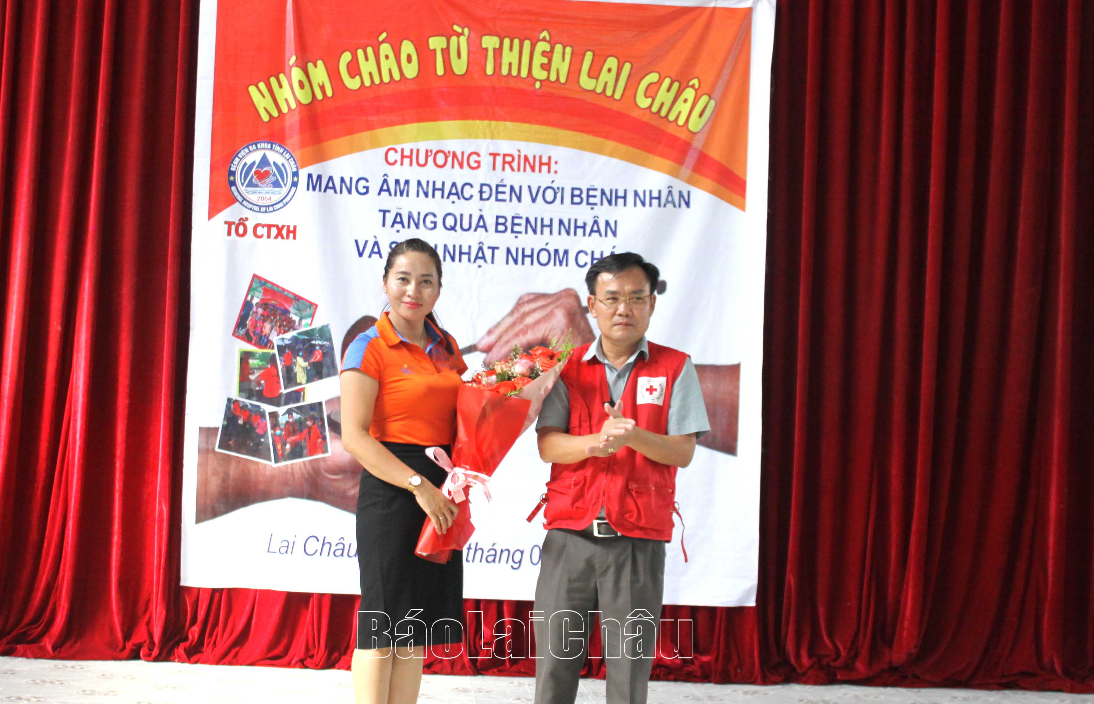 Ông Trần Cao Sơn - Phó Chủ tịch Hội Chữ thập đỏ tỉnh tặng bó hoa chúc mừng Nhóm cháo từ thiện Lai Châu tròn 7 tuổi.