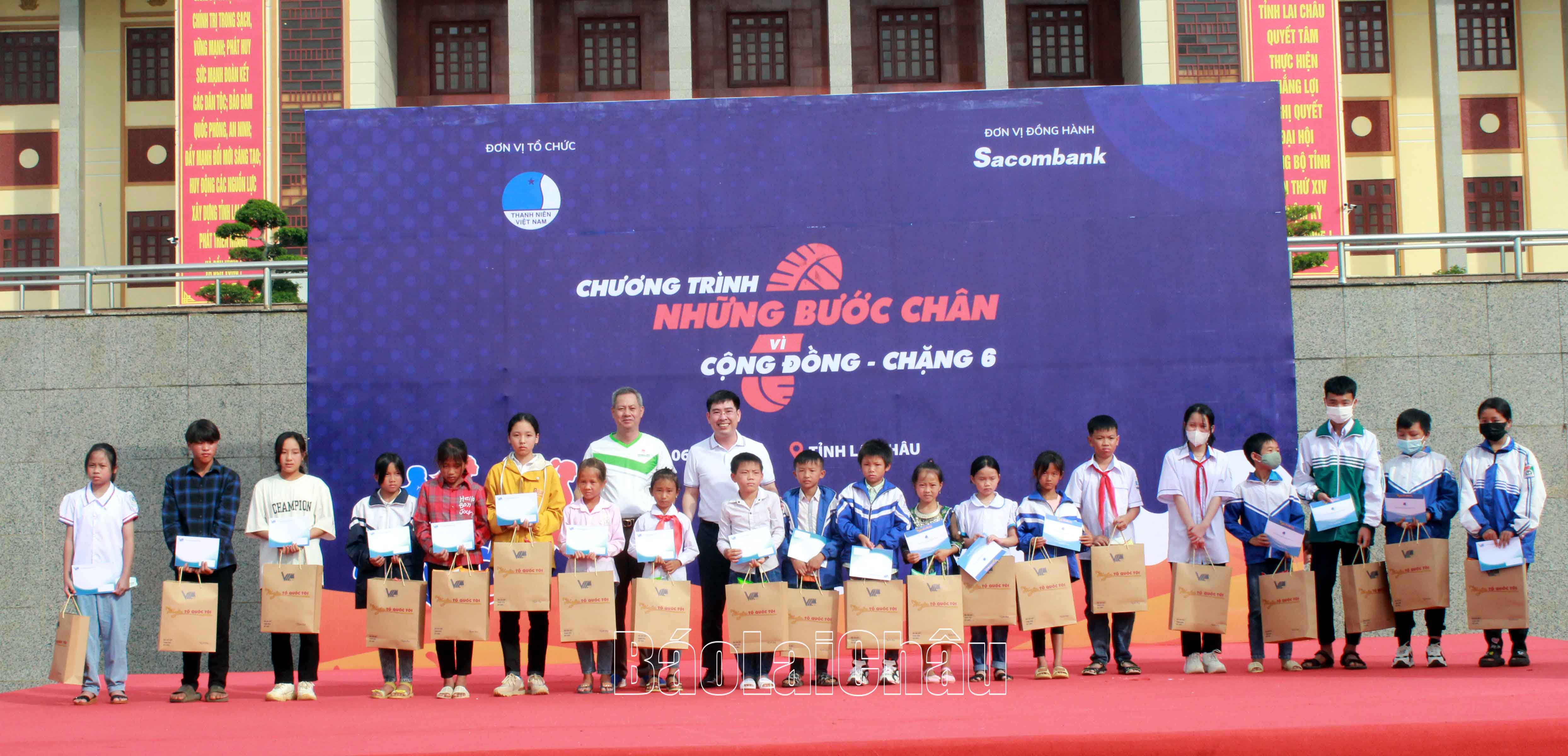Đại diện lãnh đạo Ngân hàng TMCP Sài Gòn Thương Tín Chi nhánh tỉnh Lào Cai, Ủy ban Olimpic Việt Nam tặng quà cho học sinh thiểu số có hoàn cảnh khó khăn vươn lên trong học tập.