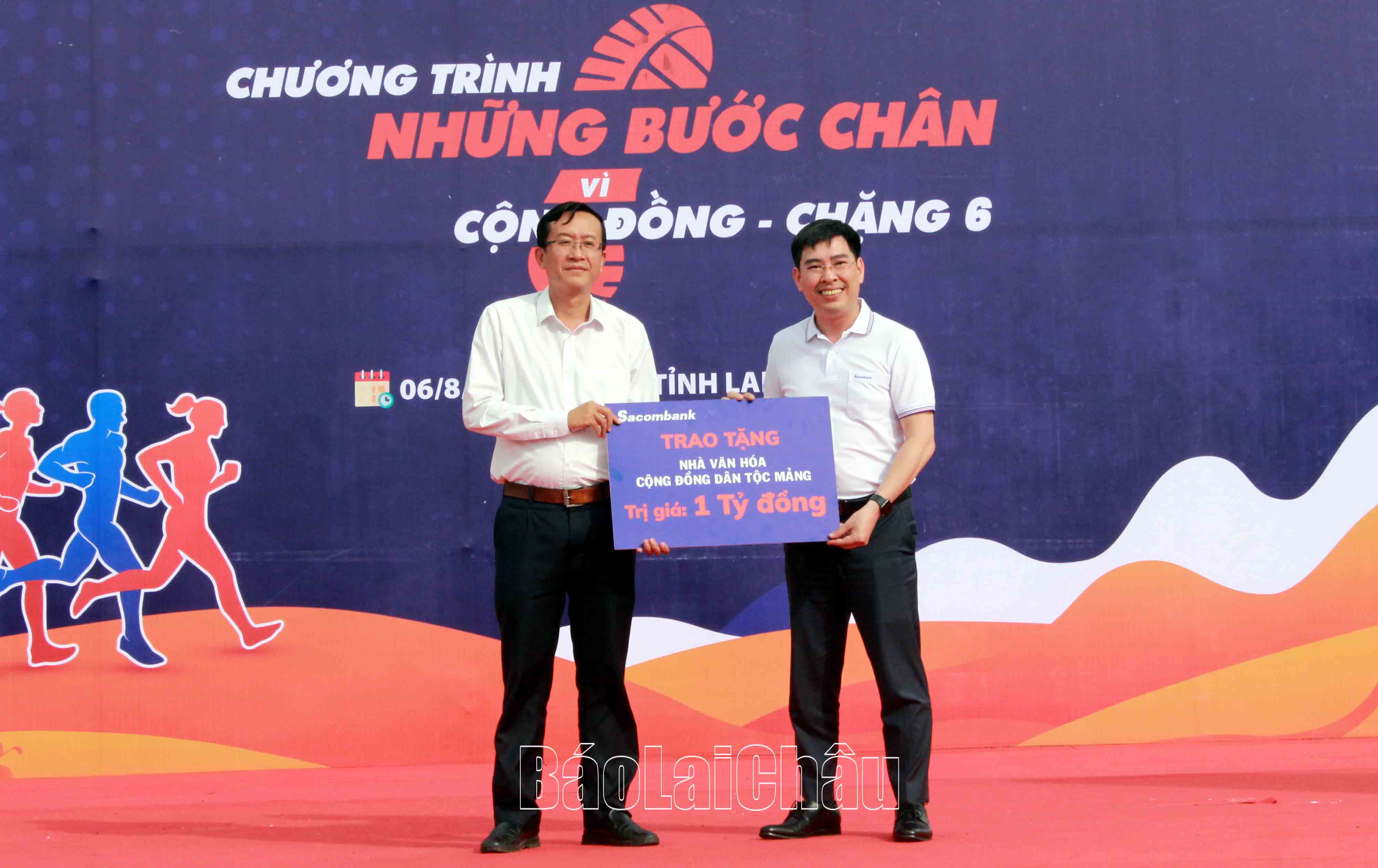 Đại diện lãnh đạo huyện Nậm Nhùn nhận 1 tỷ đồng xây dựng Nhà văn hóa  cộng đồng cho dân tộc Mảng.