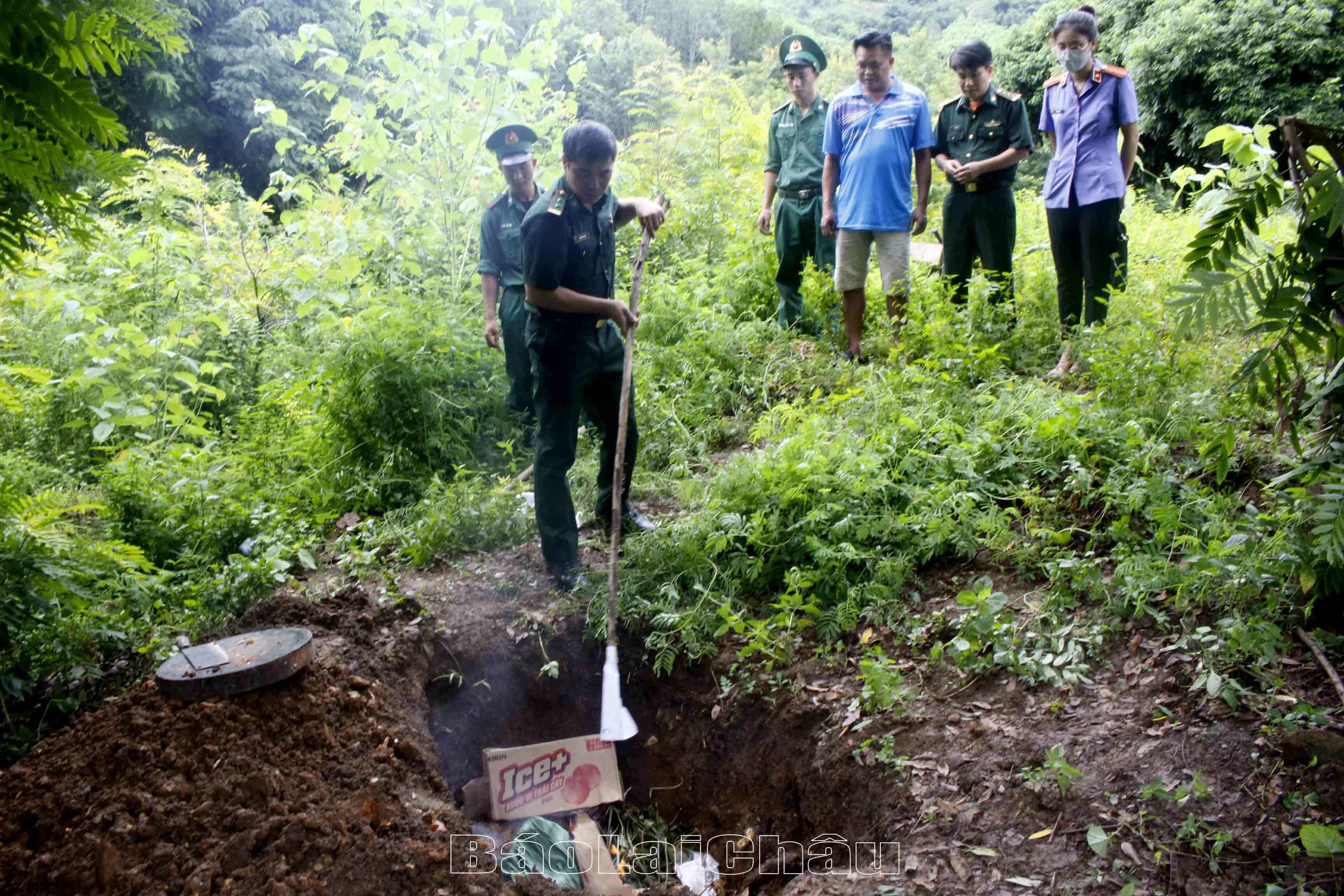 Đồn Biên phòng Cửa khẩu Ma Lù Thàng (huyện Phong Thổ) tiến hành đốt vật chứng. 