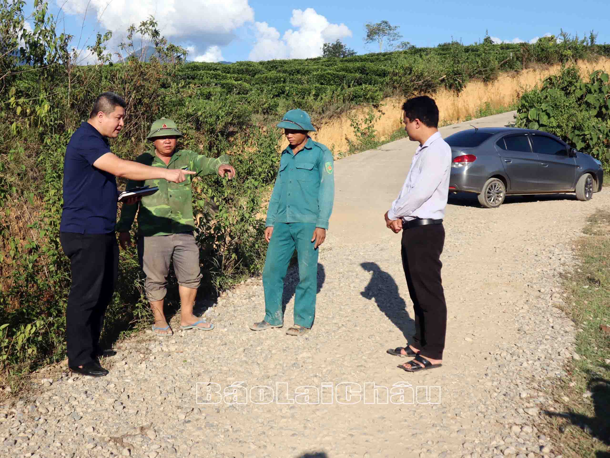 Ông Lò Văn Hòa (thứ 2 từ trái sang) trao đổi với phóng viên về thực trạng con đường.