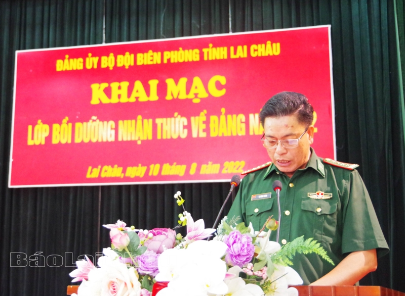 Đại tá Lê Công Thành -  Phó Chính ủy Bộ chỉ huy BĐBP tỉnh phát biểu khai mạc lớp học.