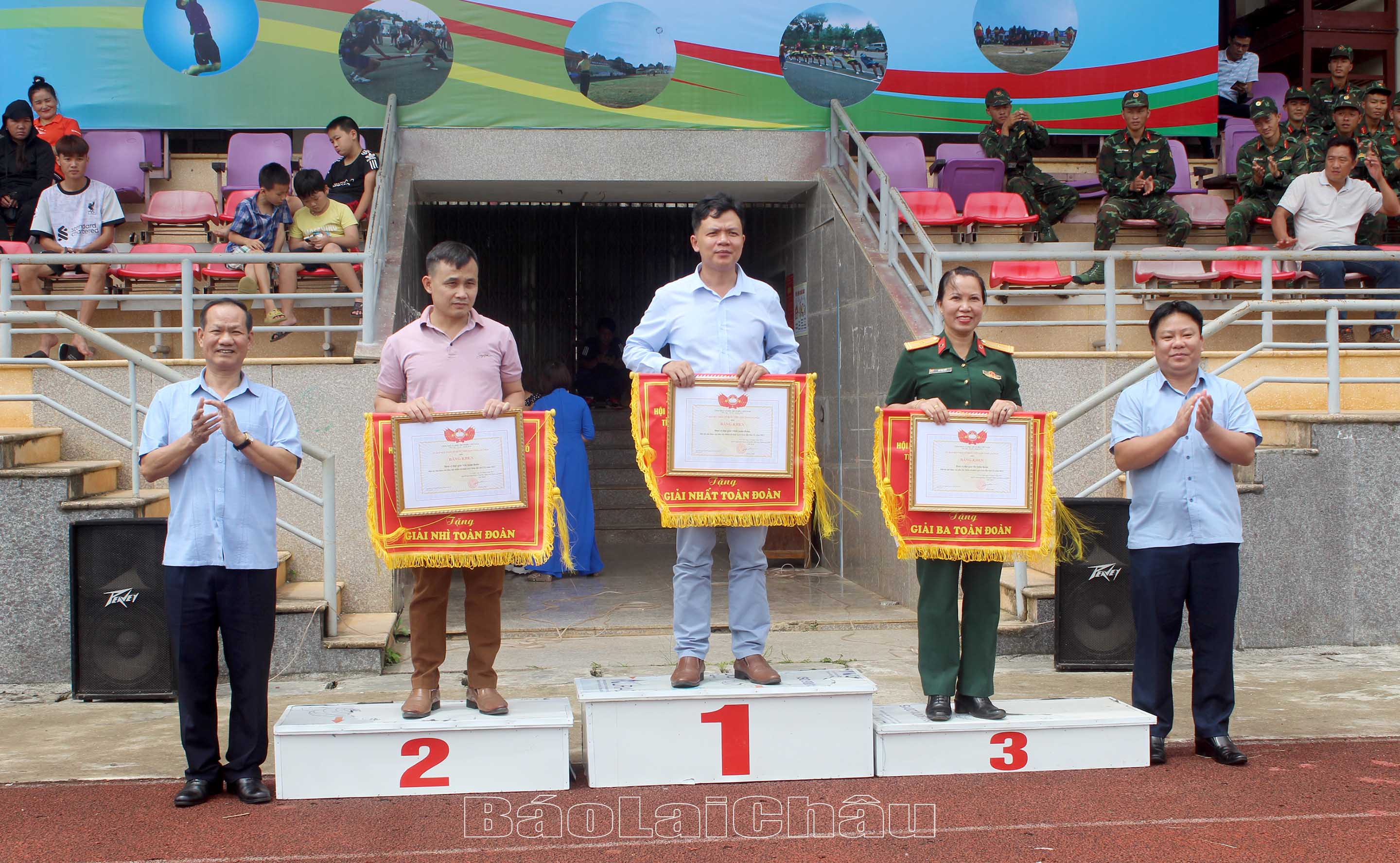 Lãnh đạo Ban Dân vận Tỉnh ủy, Sở Văn hóa Thể thao và Du lịch tỉnh trao cờ và tặng Bằng Khen cho các đội thi đấu xuất sắc.