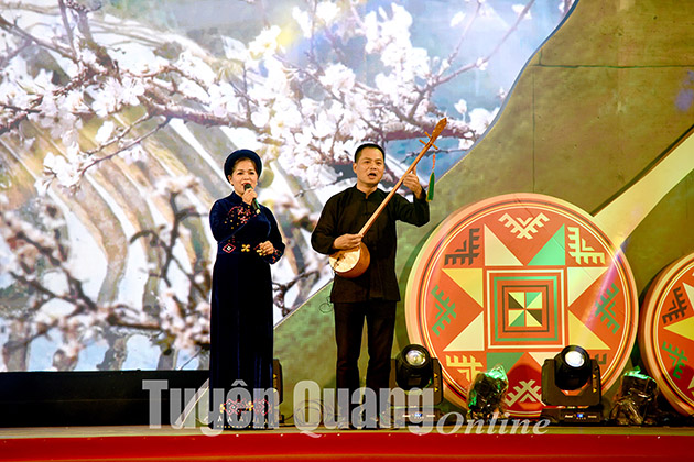Tiết mục hát Then tại Liên hoan hát Then, đàn Tính huyện Na Hang lần thứ 2 năm 2019. Ảnh: Quốc Việt