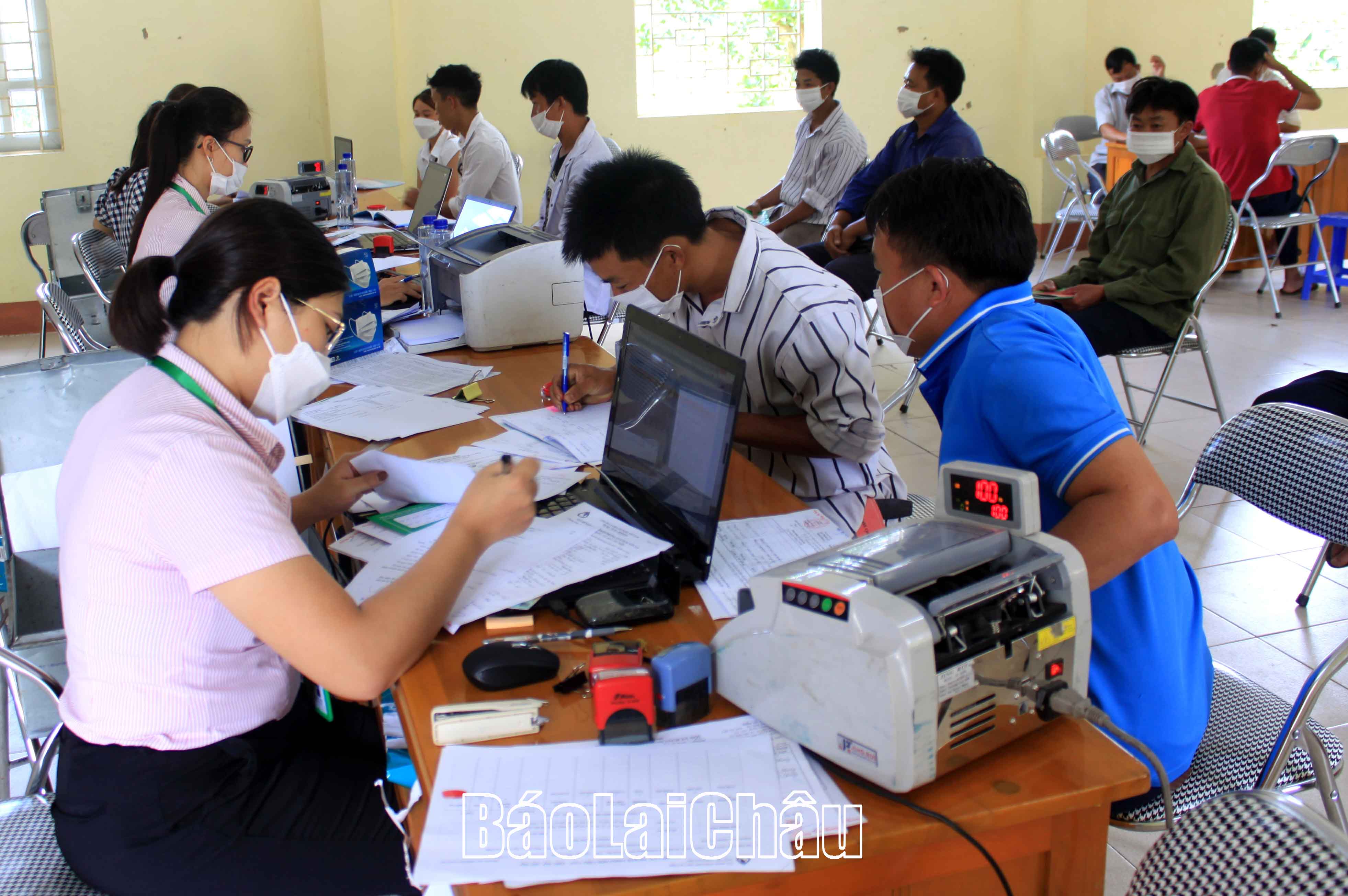 Một buổi giao dịch của Ngân hàng Chính sách Xã hội huyện Tân Uyên với người dân xã Phúc Khoa.