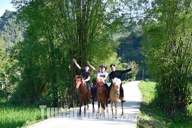 Du khách cưỡi ngựa trải nghiệm homestay ở xã Khuôn Hà, Lâm Bình. Ảnh: Quang Hòa.
