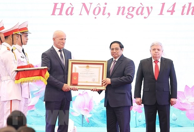 Thủ tướng Phạm Minh Chính trao Huân chương Lao động hạng Ba cho Viện Nghiên cứu khoa học dược liệu, tinh dầu Liên bang Nga. (Ảnh: Dương Giang/TTXVN)