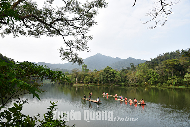  Biểu diễn Then trên hồ Nà Nưa, Tân Trào. Ảnh: Quang Hòa.