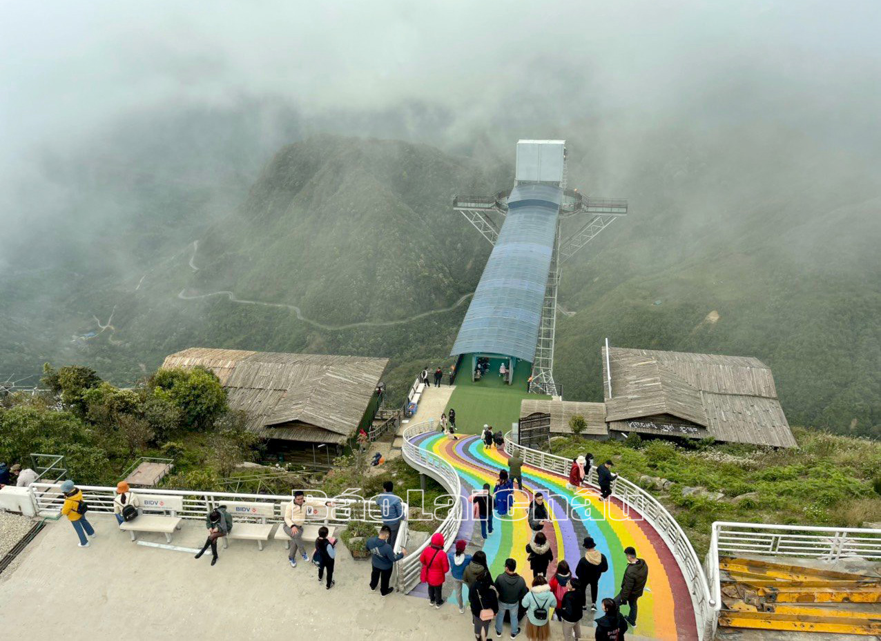 Khu du lịch Cầu kính Rồng Mây thu hút nhiều du khách đến tham quan.