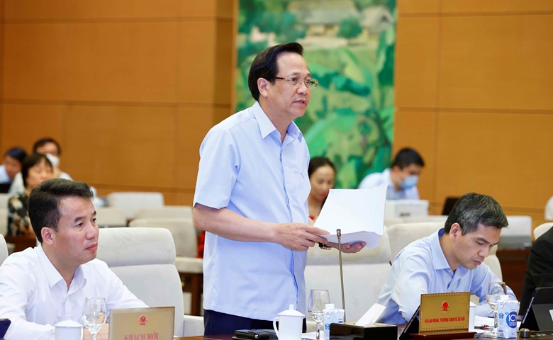 Bộ trưởng Bộ LĐ-TB&XH Đào Ngọc Dung trình bày Tờ trình của Chính phủ