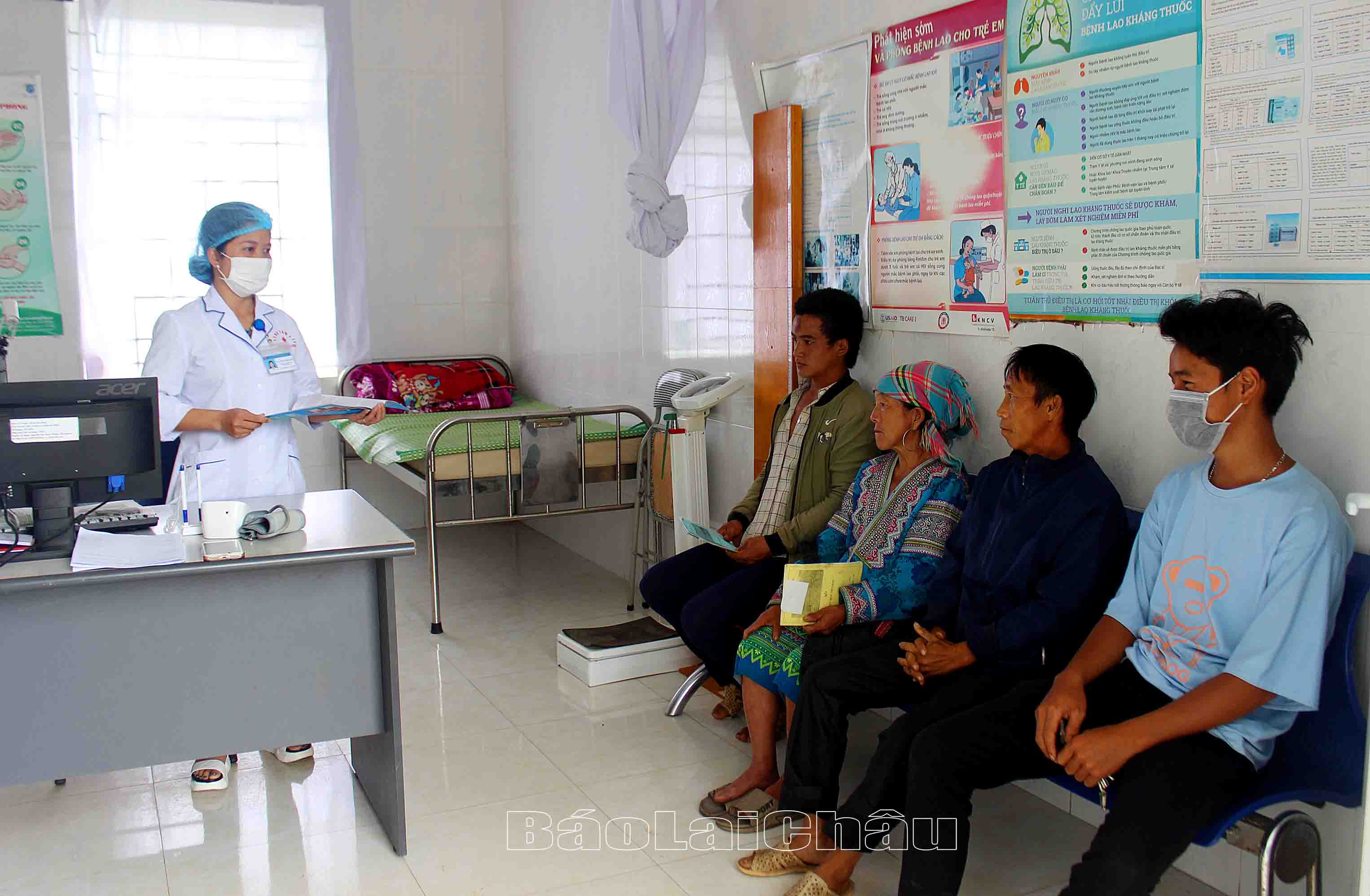 Cán bộ Trạm Y tế xã Sơn Bình tuyên truyền cho bệnh nhân cách phòng, chống dịch bệnh mùa thu, đông.