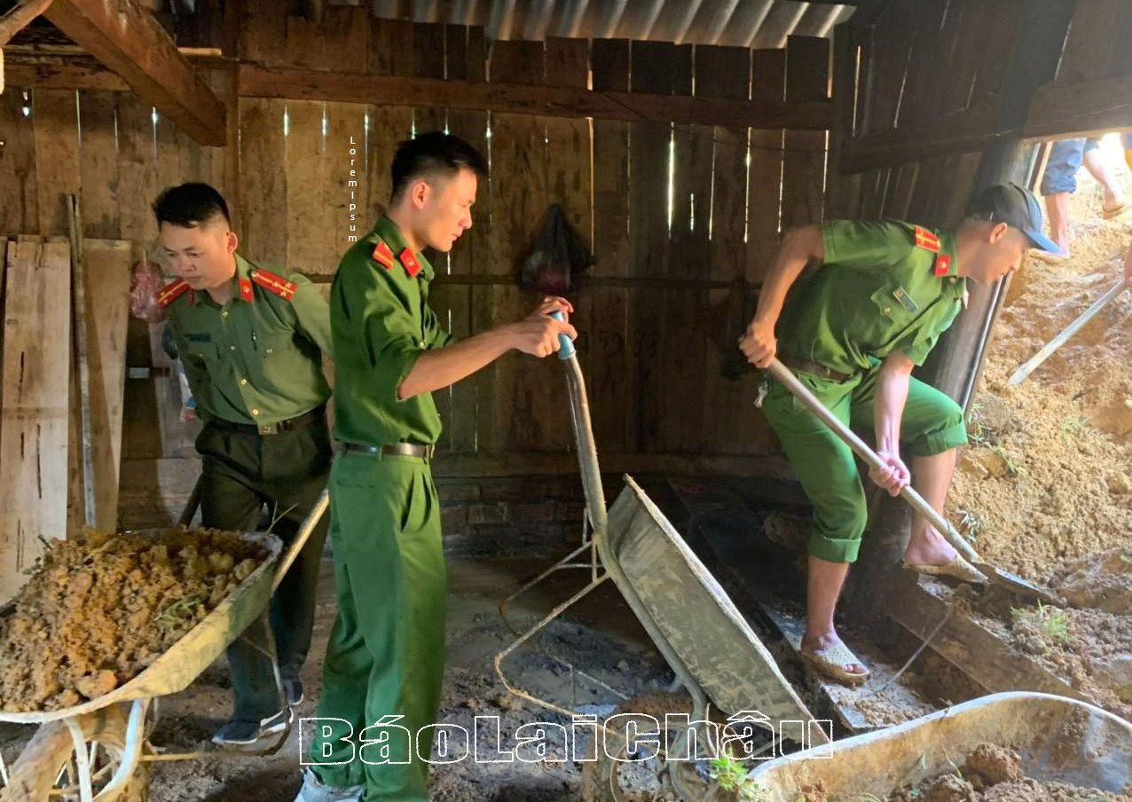 Cán bộ, chiến sỹ Công an huyện Than Uyên hỗ trợ người dân khắc phục hậu quả thiên tai.