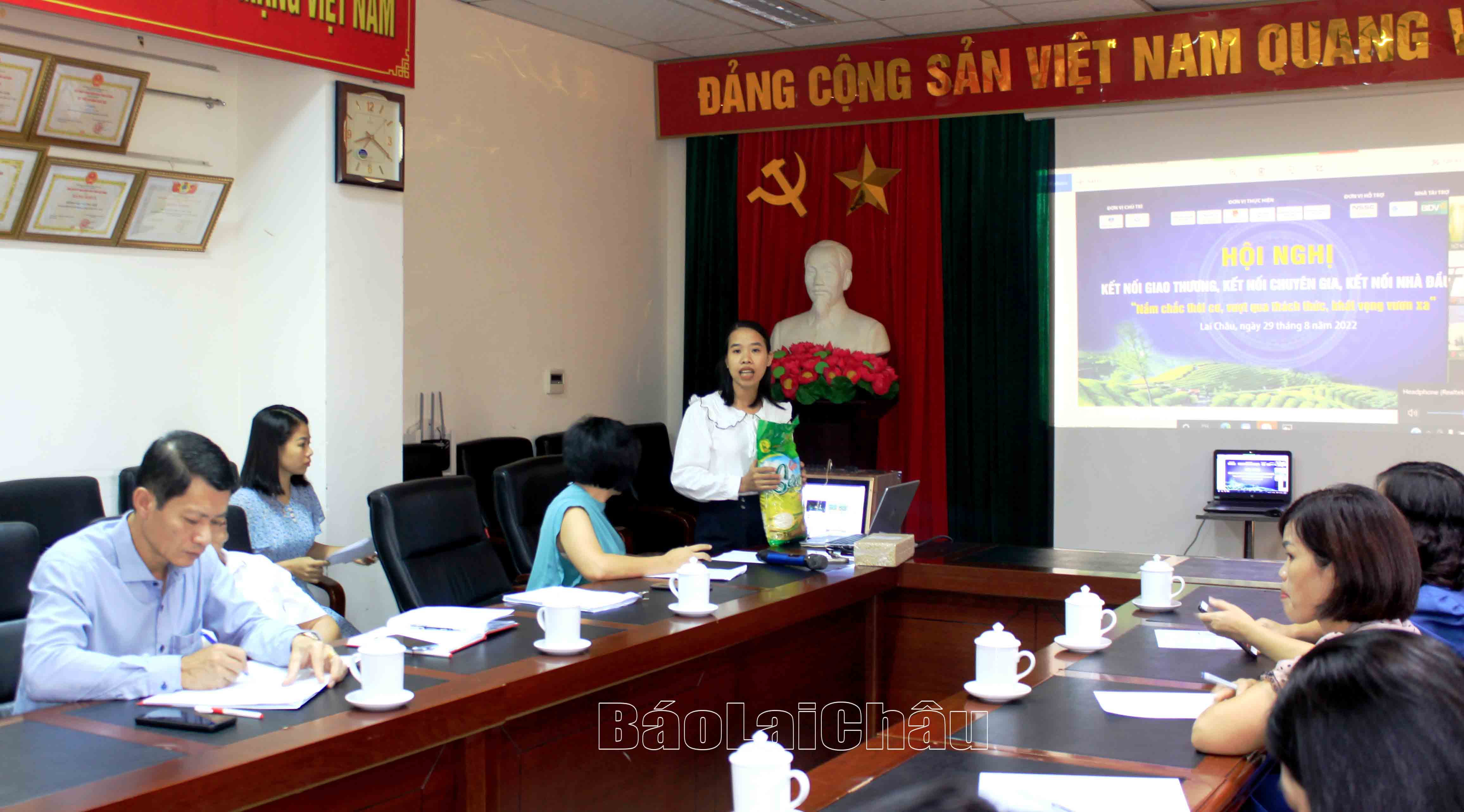 Đại diện Hợp tác xã Thanh Xuân (huyện Than Uyên) thuyết trình sản phẩm gạo sén cù.