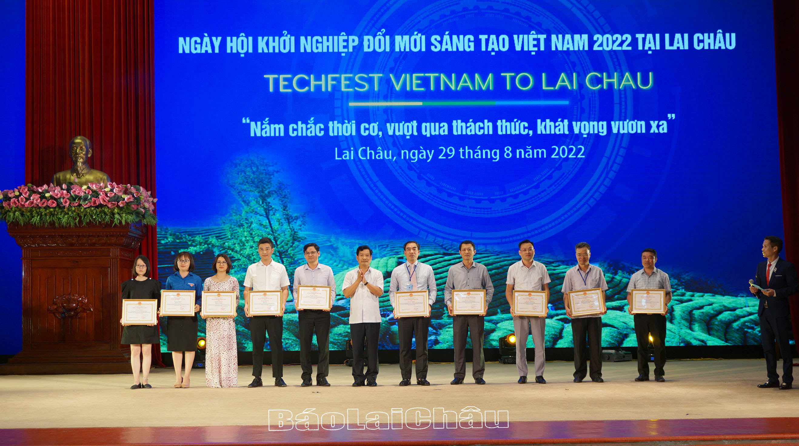 trao Bằng khen cho các tập thể