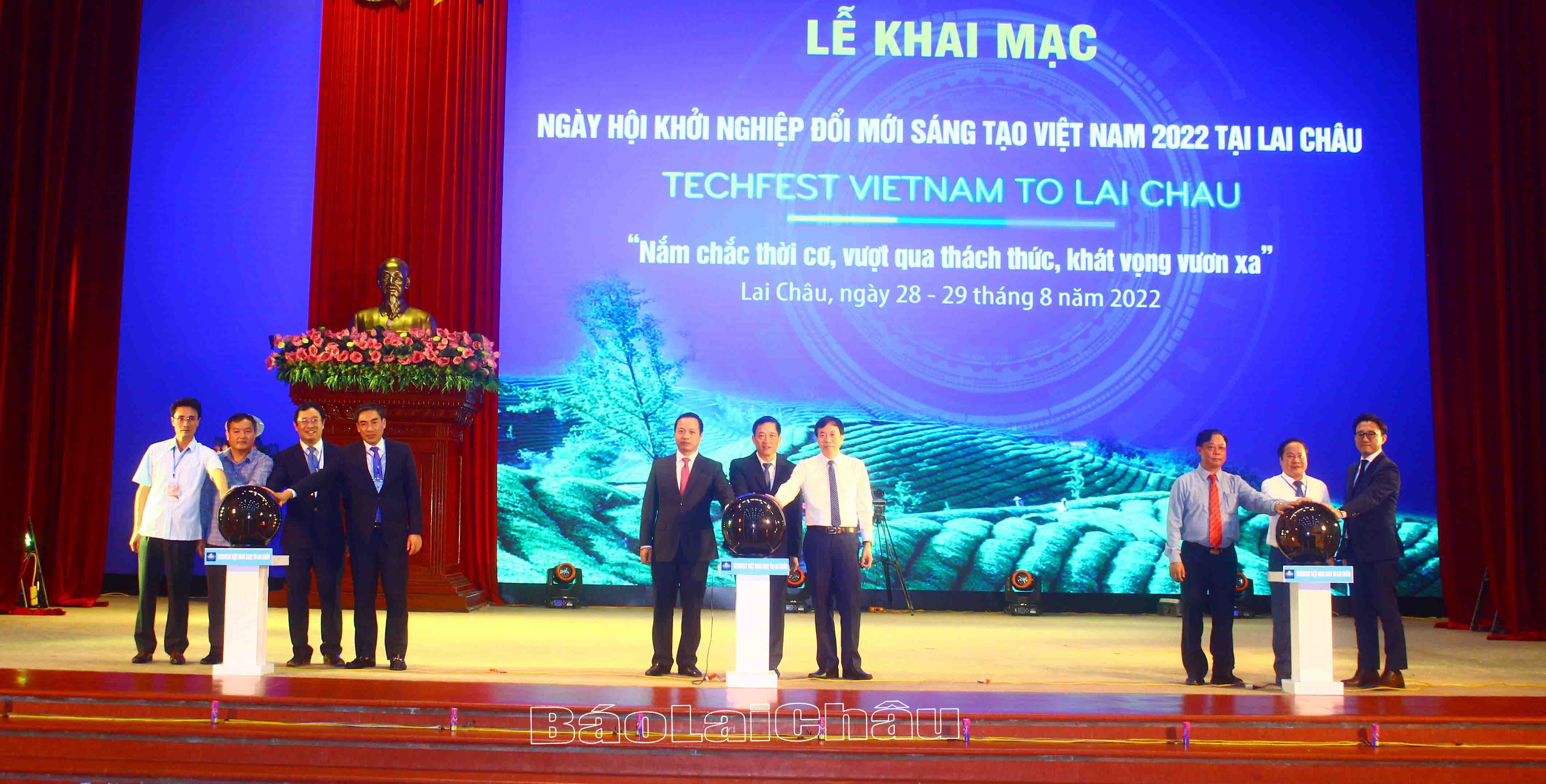 thực hiện nghi thức khai mạc Ngày hội 