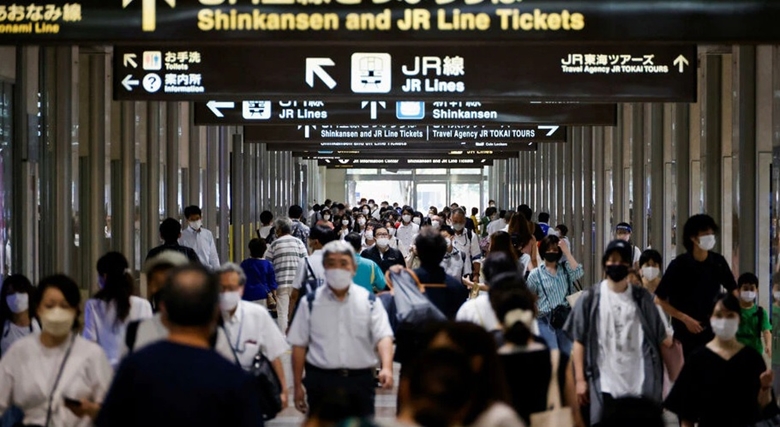 Hành khách đeo khẩu trang trong sảnh ga Nagoya, Nhật Bản, ngày 21/7/2022. (Ảnh: Reuters)