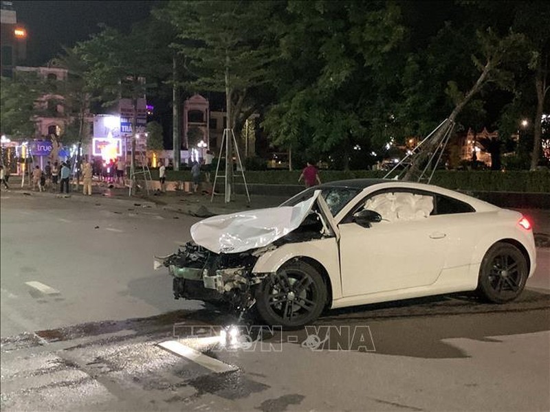 Chiếc xe do Nguyễn Đức Thịnh điều khiển gây tại nạn bị móp méo tại hiện trường. (Ảnh: TTXVN)