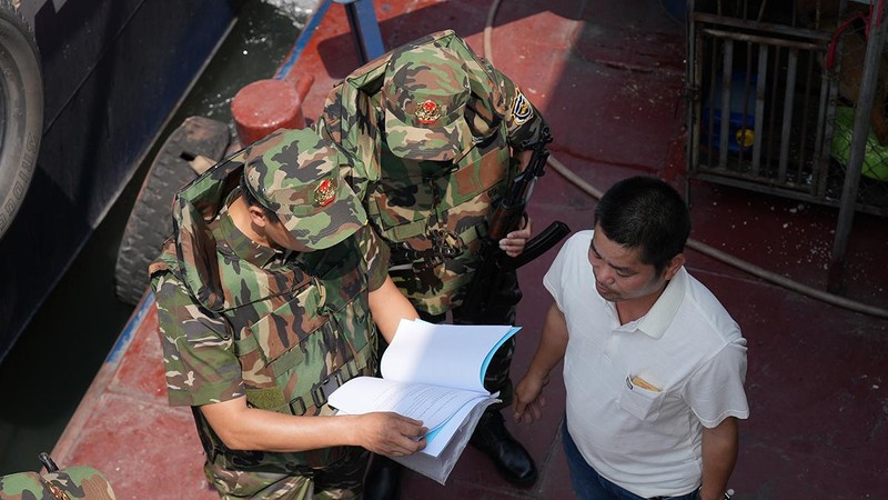 Hải đội 1 (Cục Điều tra chống buôn lậu, Tổng cục Hải quan) kiểm tra chứng từ hàng hóa nhập khẩu.