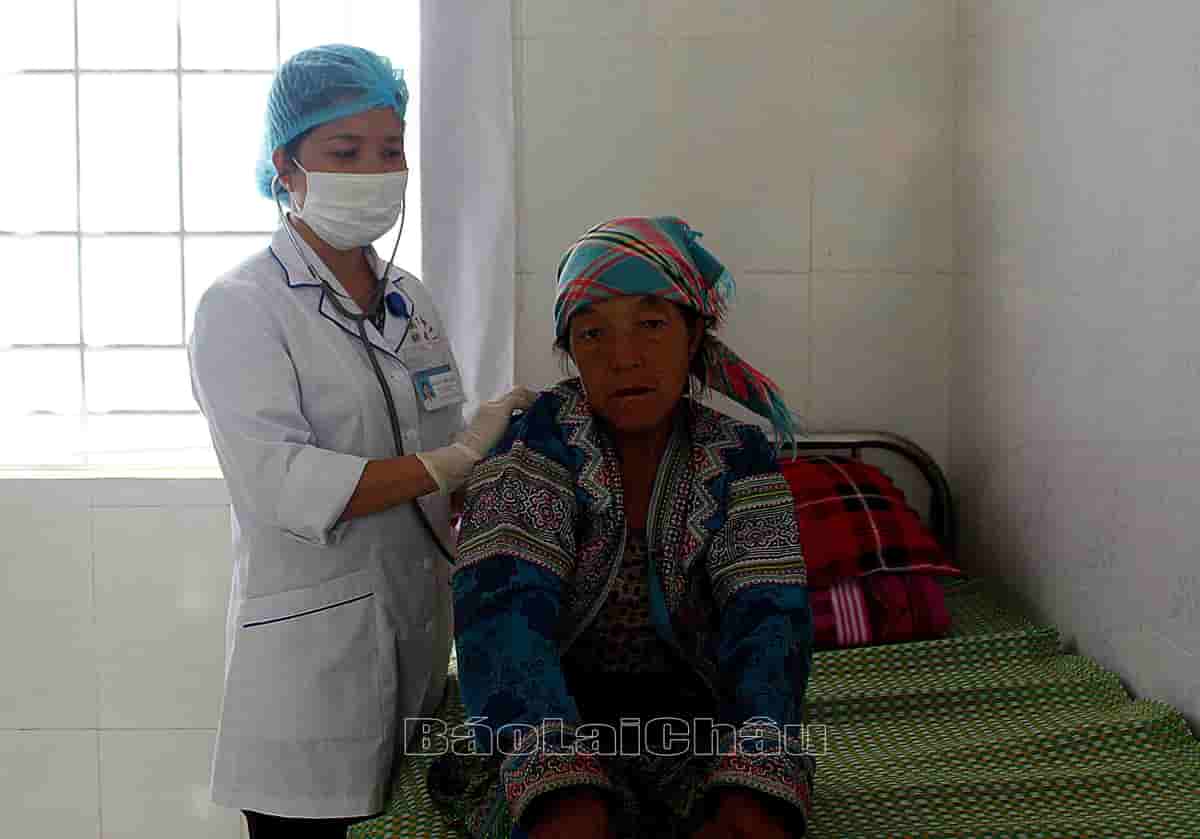 Điều dưỡng Nguyễn Thị Giáp chăm sóc sức khỏe cho Nhân dân.