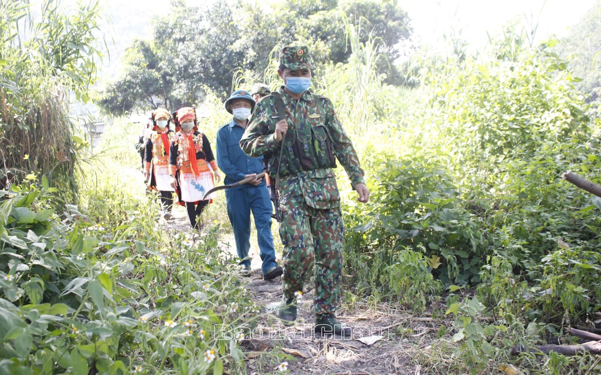 Cán bộ, chiến sỹ Đồn Biên phòng cửa khẩu Ma Lù Thàng cùng người dân xã Ma Li Pho (huyện Phong Thổ) tuần tra bảo vệ biên giới. 