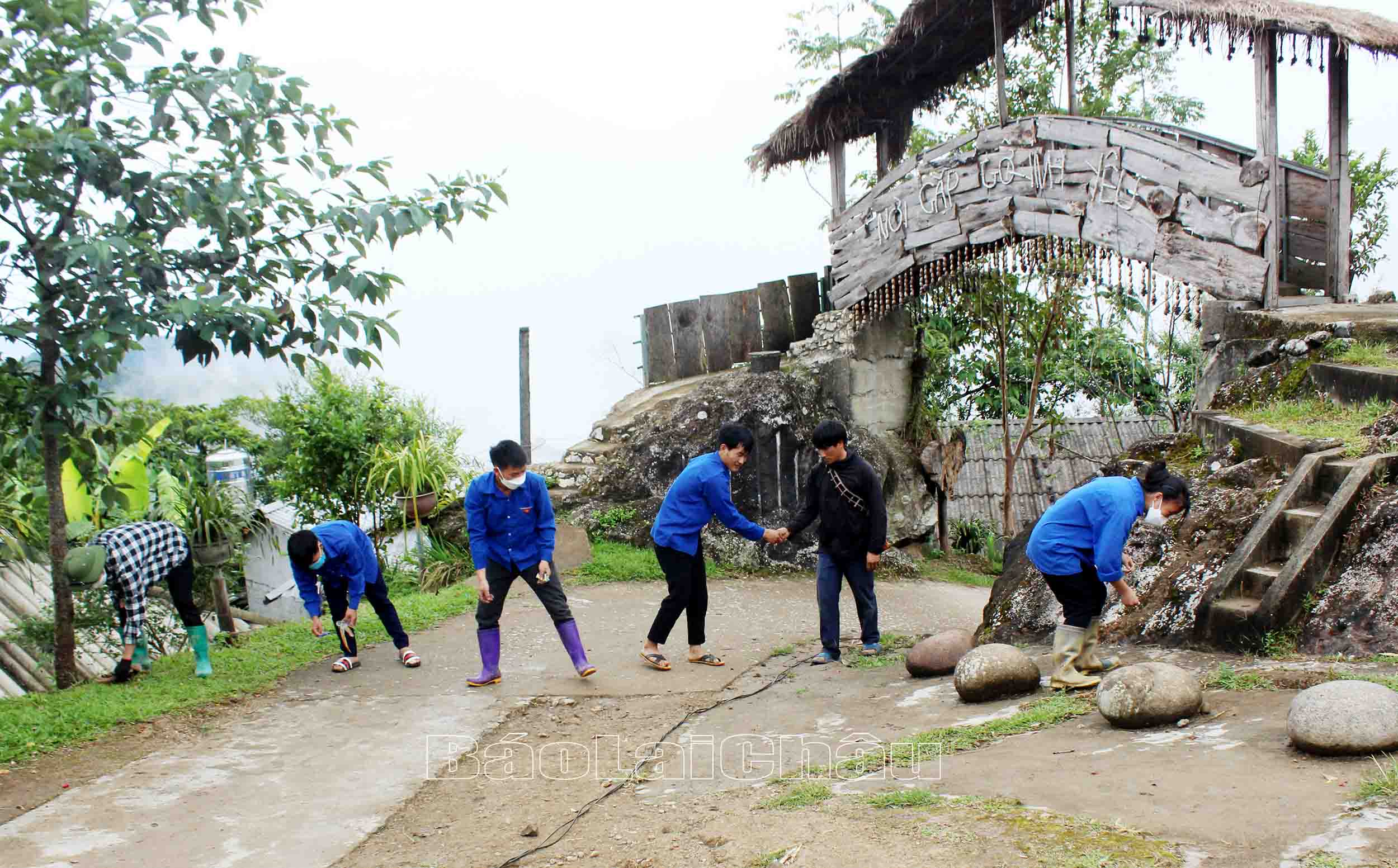 Đoàn viên thanh niên bản Lao Chải 1 (xã Khun Há) nhặt rác nhân ngày thứ 7 tình nguyện.