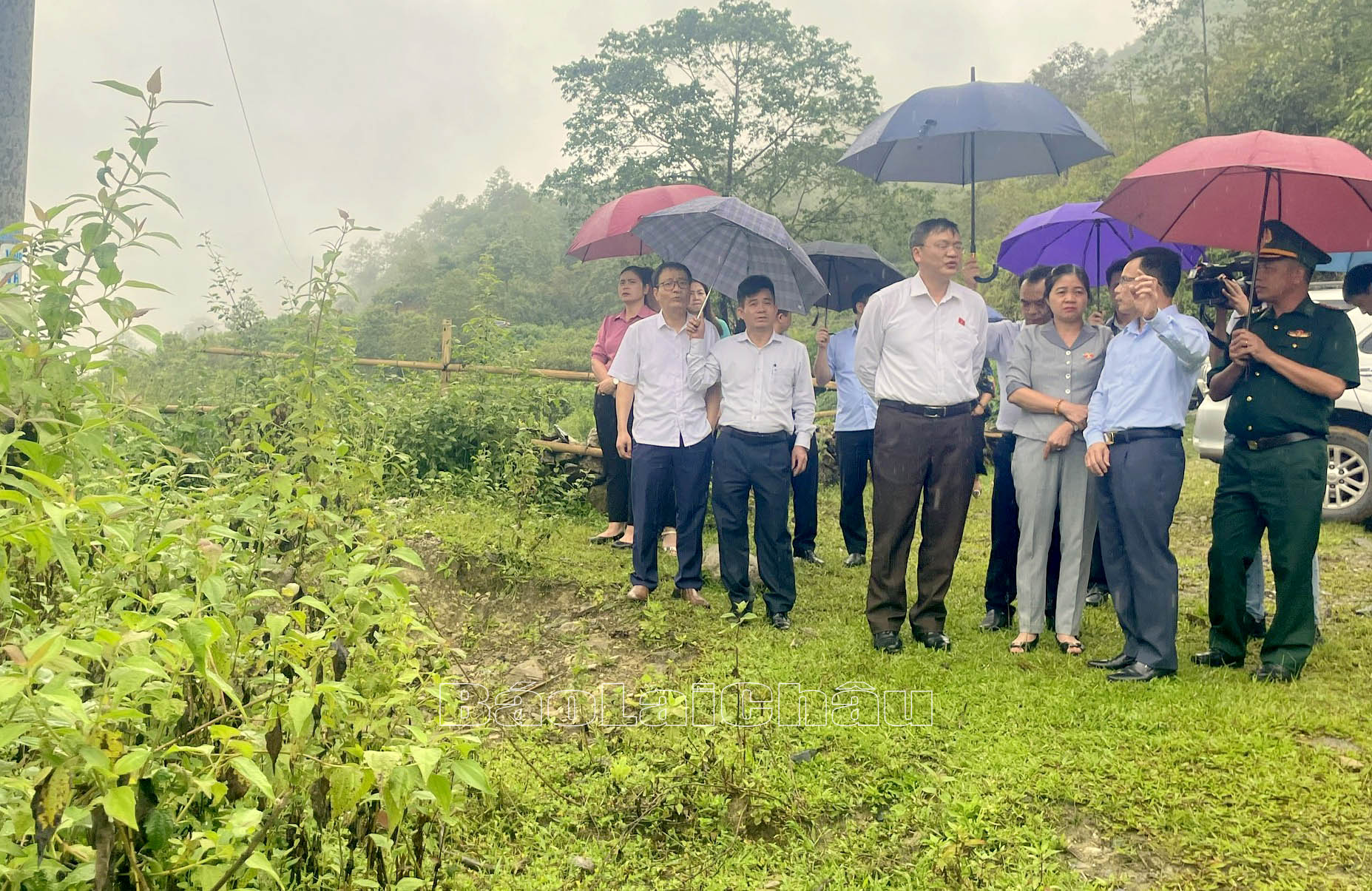Đoàn giám sát khảo sát đường tuần tra biên giới thuộc địa phận xã Vàng Ma Chải, huyện Phong Thổ.