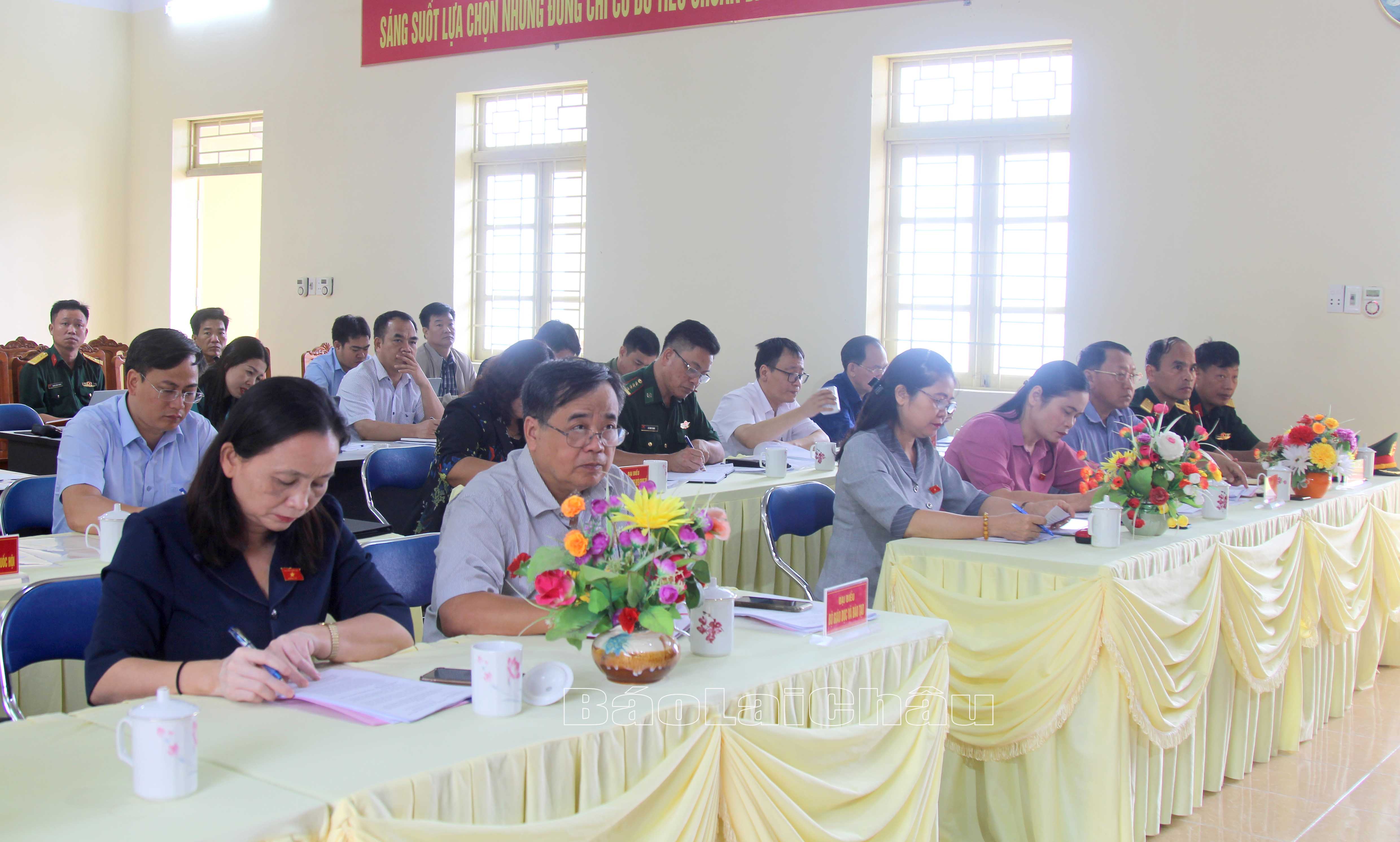 Quang cảnh buổi làm việc với Đoàn Kinh tế - Quốc phòng 356, xã Pa Vây Sử và huyện Phong Thổ.
