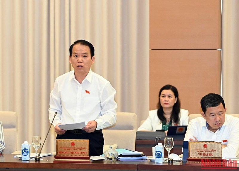 Chủ nhiệm Ủy ban Pháp luật của Quốc hội Hoàng Thanh Tùng trình bày Báo cáo tóm tắt kết quả giám sát. (Ảnh: DUY LINH)