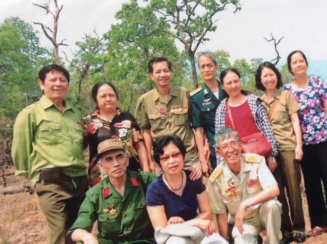 Bác Lê Hồng Quân (đứng thứ ba từ trái sang) cùng đoàn cựu chiến binh thăm khu Mường Phìn, Khăm Muộn, Lào (Ảnh: Nhân vật cung cấp)