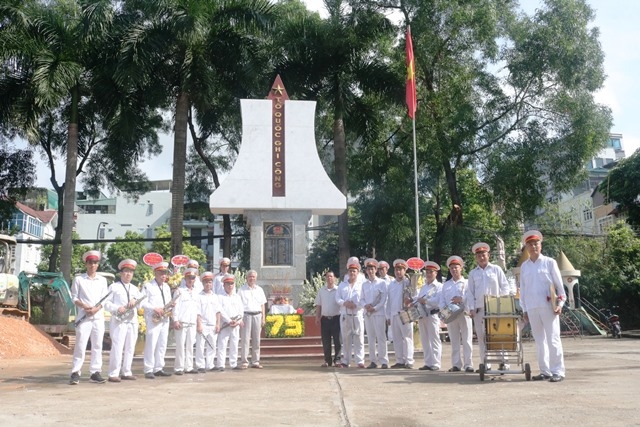 Các thành viên câu lạc bộ cựu quân nhân Phùng Khoang và dàn kèn hơi nhà thờ Phùng Khoang tại Đài tưởng niệm Tổ quốc ghi công nhân kỷ niệm 75 năm Ngày Thương binh liệt sỹ (Ảnh: Nhân vật cung cấp)  