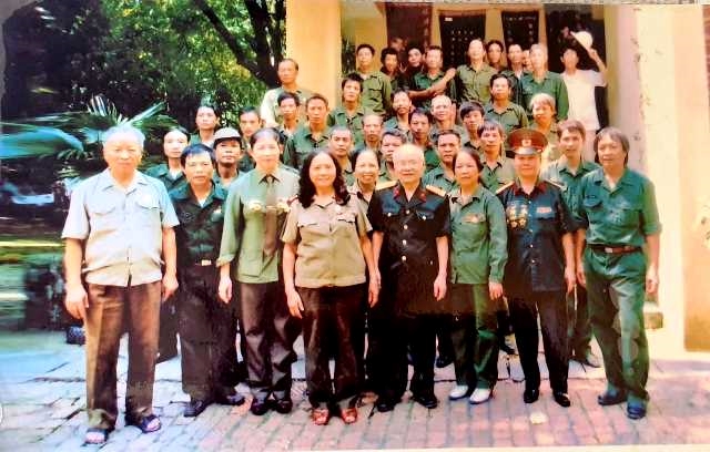 Cựu quân nhân Lê Quốc Hùng, ngoài cùng bên phải ảnh cùng các đồng đội chụp kỷ niệm tại nhà Đại tướng Võ Nguyên Giáp (Ảnh: Nhân vật cung cấp) 