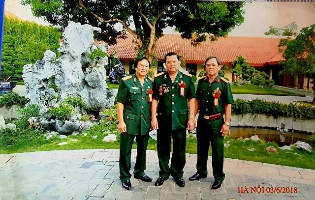 Cựu chiến binh, cựu quân nhân  Lê Quốc Hùng, ngoài cùng bên trái ảnh cùng các đại biểu dự 75 năm Ngày Bác Hồ ra Lời kêu gọi toàn quốc kháng chiến (Ảnh: Nhân vật cung cấp)