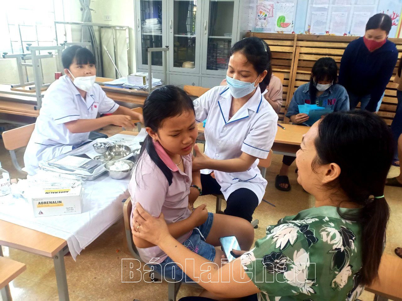 Trẻ em từ 5-dưới 12 tuổi trên địa bàn thị trấn Tân Uyên được tiêm vắc xin phòng Covid-19. 