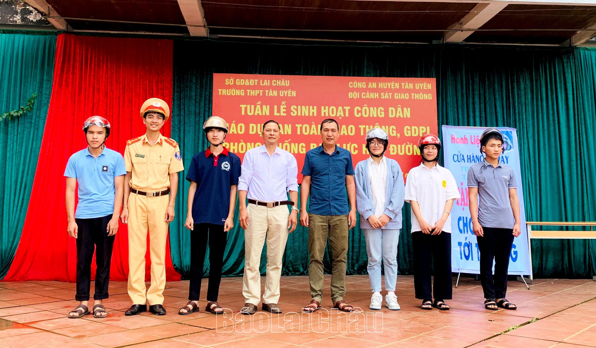 Lực lượng Cảnh sát giao thông (Công an huyện Tân Uyên) tổ chức tuyên truyền Luật Giao thông đường bộ và tặng mũ bảo hiểm cho các em học sinh trường THPT huyện Tân Uyên. 