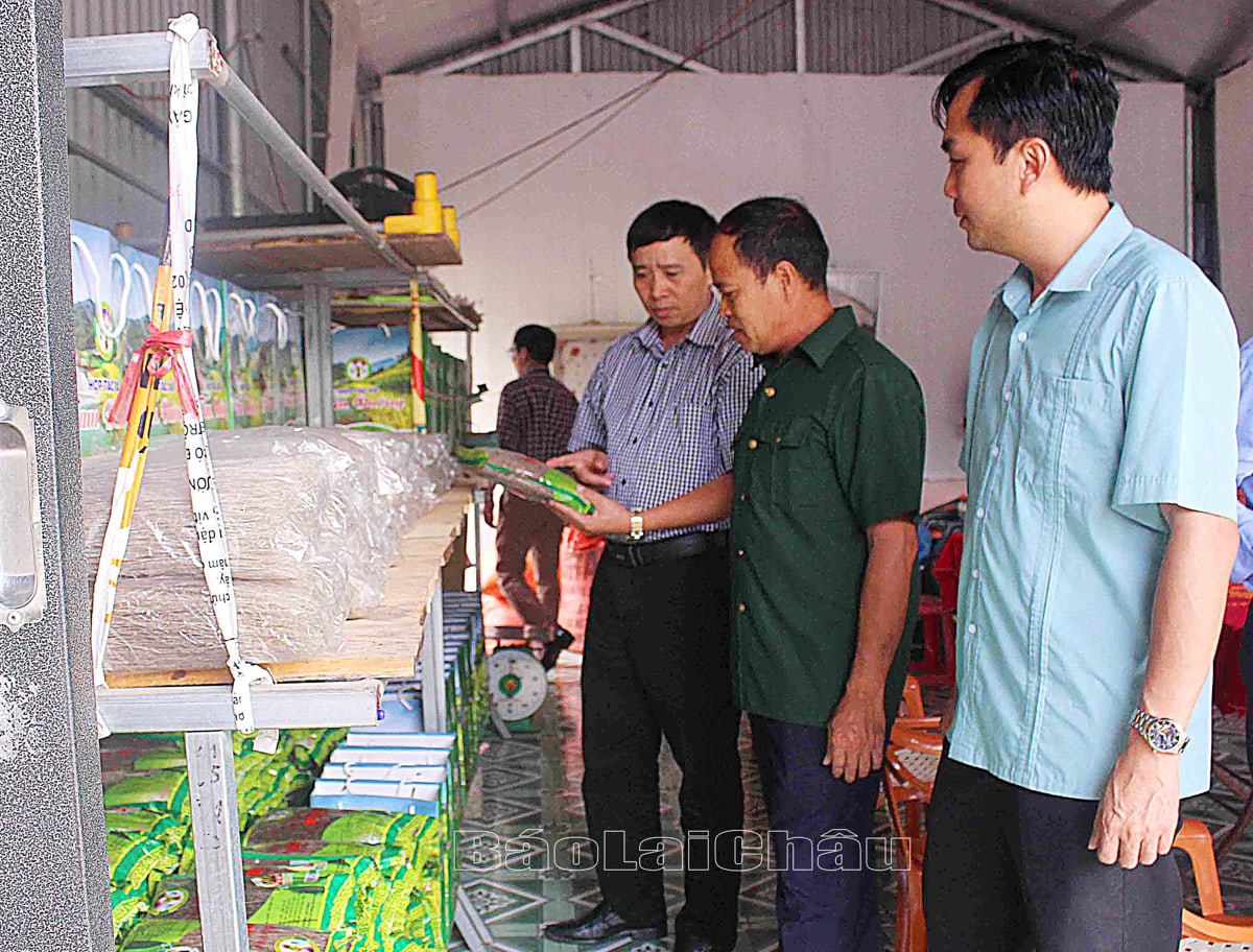 Gian hàng trưng bày sản phẩm OCOP miến dong đạt tiêu chuẩn 3 sao của Hợp tác xã Nông nghiệp và Dịch vụ Bình Lư tại Bản Km2, xã Bình Lư (huyện Tam Đường) thu hút đông đảo du khách đến mua.