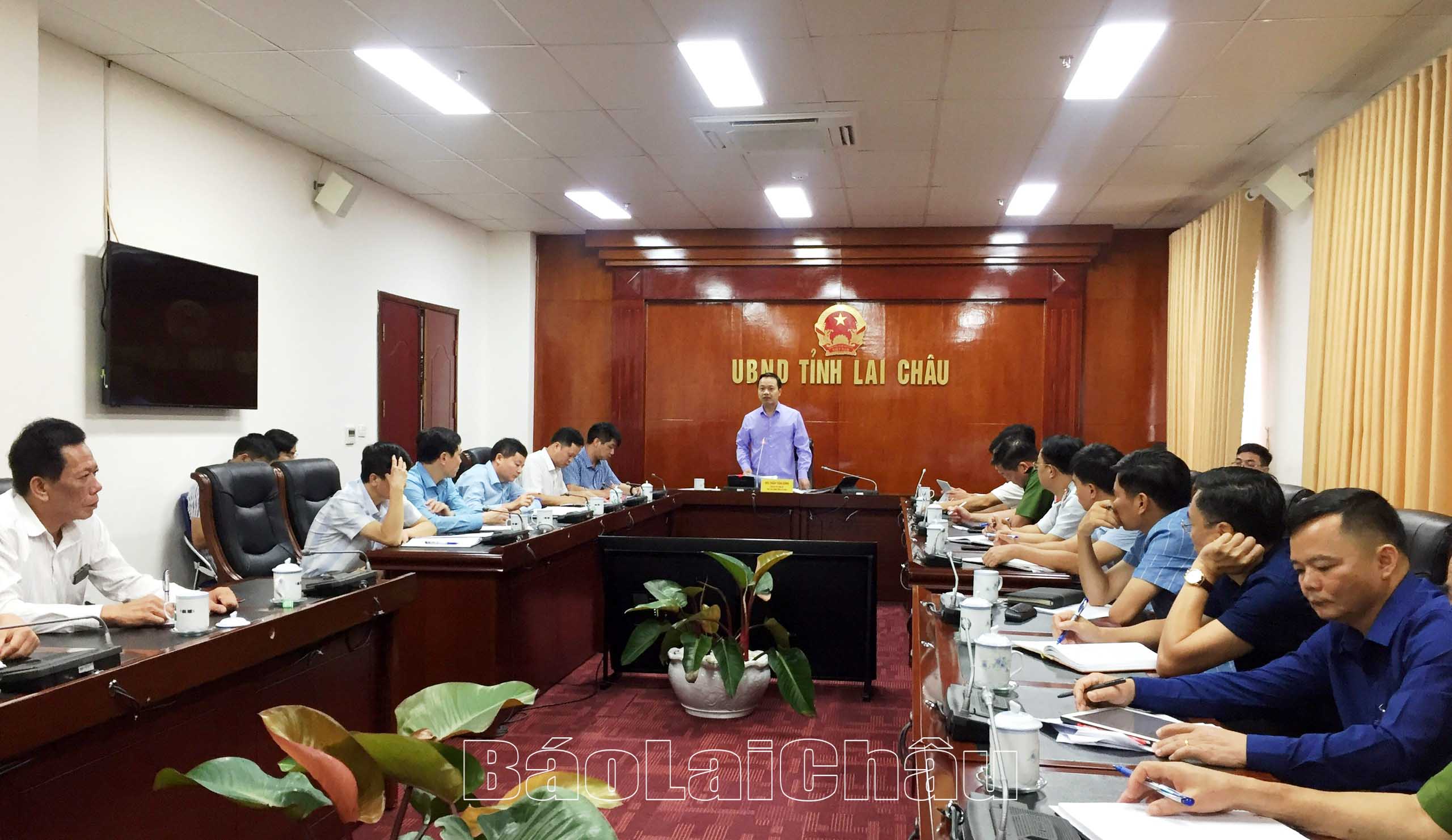 Đồng chí Trần Tiến Dũng - Phó Bí thư Tỉnh ủy, Chủ tịch UBND tỉnh phát biểu tại cuộc họp.