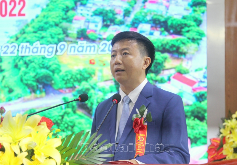 Đồng chí Sùng A Nủ - Tỉnh ủy viên, Bí thư Huyện ủy, Chủ tịch HĐND huyện Phong Thổ trình bày diễn văn tại Lễ kỷ niệm.