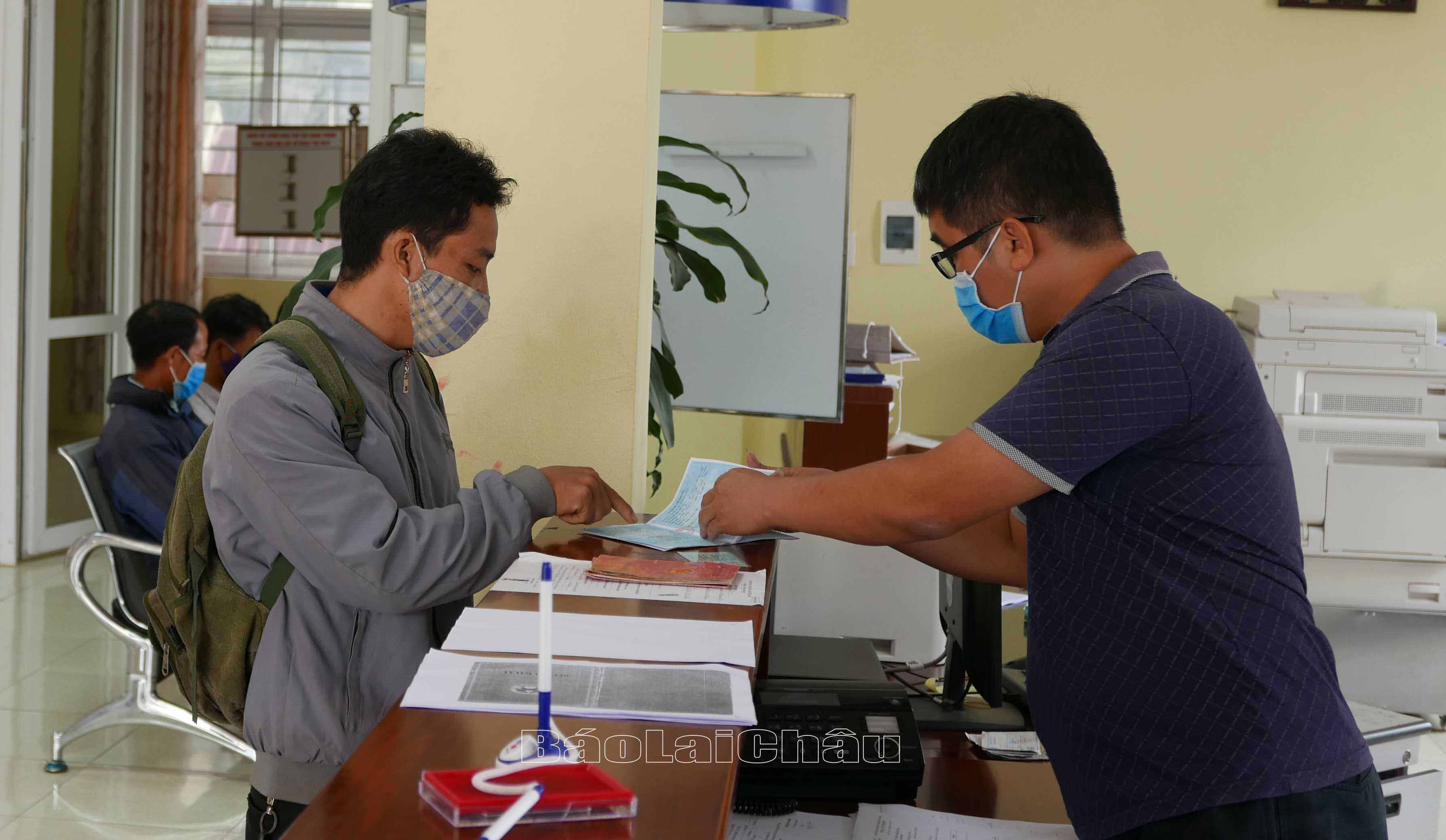 Người dân làm thủ tục đổi thẻ BHYT tại Bảo hiểm Xã hội huyện Sìn Hồ.