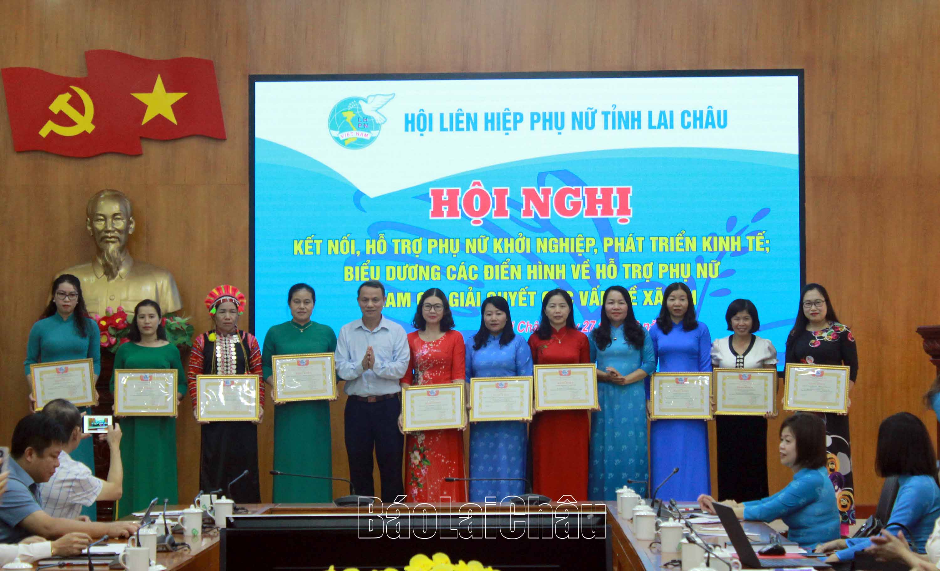 Đại diện lãnh đạo Ban Tuyên giáo Tỉnh ủy, Hội LHPN tỉnh tặng Bằng khen cho các tập thể có thành tích xuất sắc trong thực hiện mô hình Hỗ trợ phụ nữ giải quyết các vấn đề xã hội liên quan giai đoạn 2017 - 2022”.