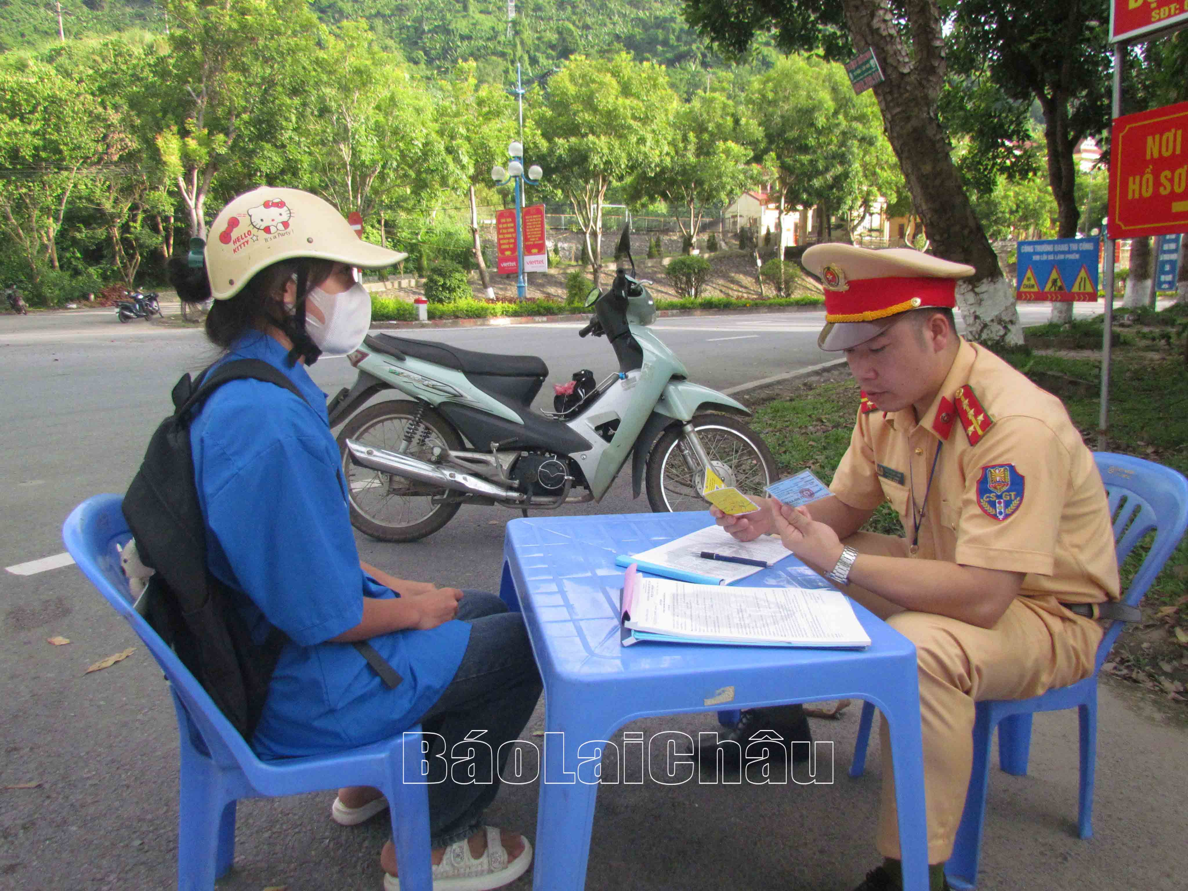 Lực lượng CSGT kiểm tra giấy tờ kết hợp tuyên truyền nhắc nhở chấp hành nghiêm Luật Giao thông đường bộ