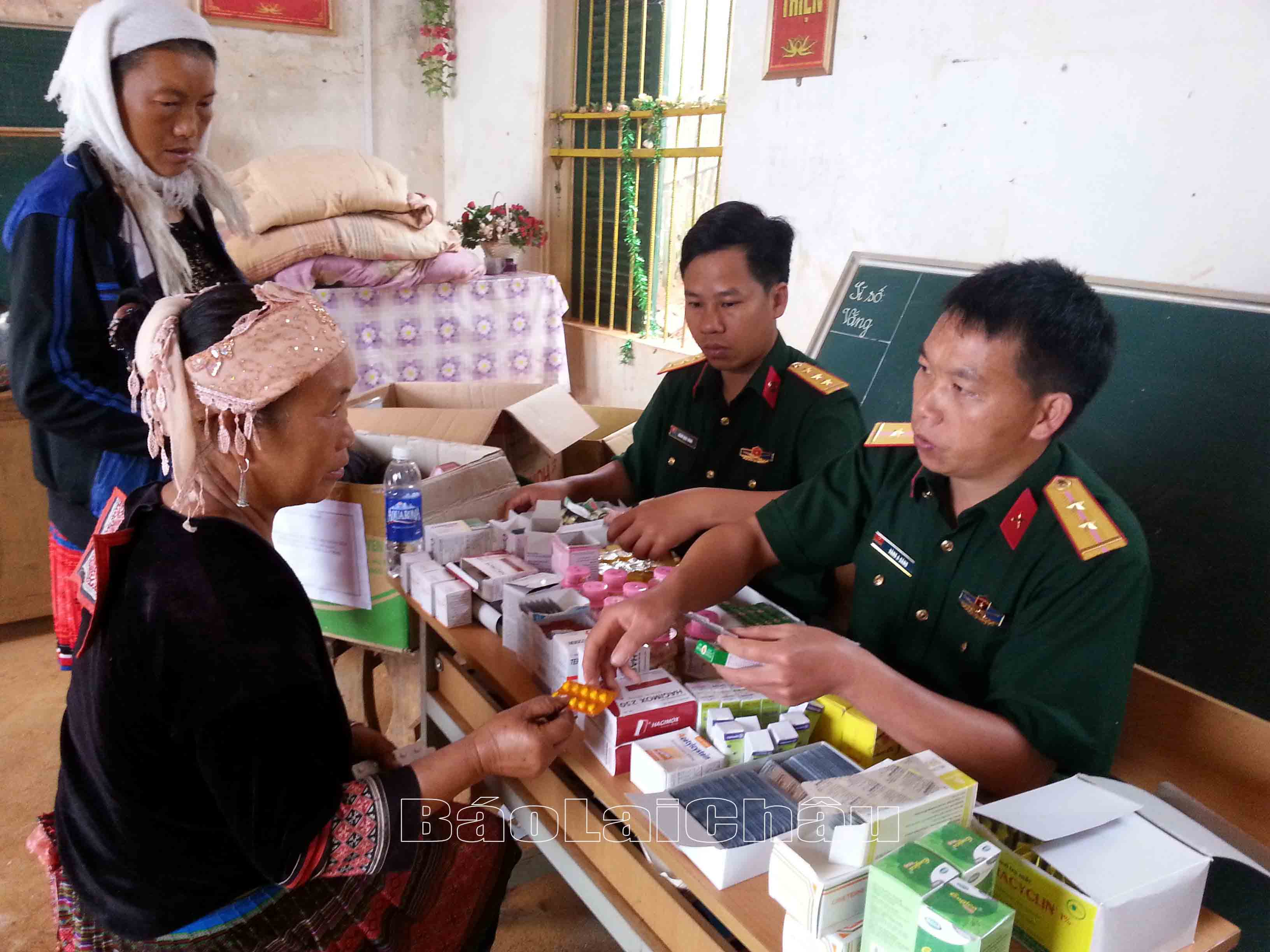 Cán bộ Quân y, Ban CHQS huyện Phong Thổ khám, cấp thuốc miễn phí cho nhân dân trên địa bàn