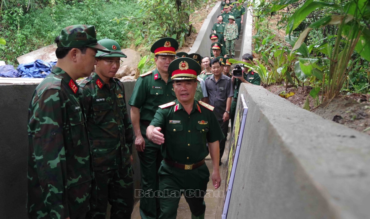 Lãnh đạo Bộ Tư lệnh Quân khu 2 kiểm tra công tác chuẩn bị xây dựng hầm hào tại khu căn cứ giả định.