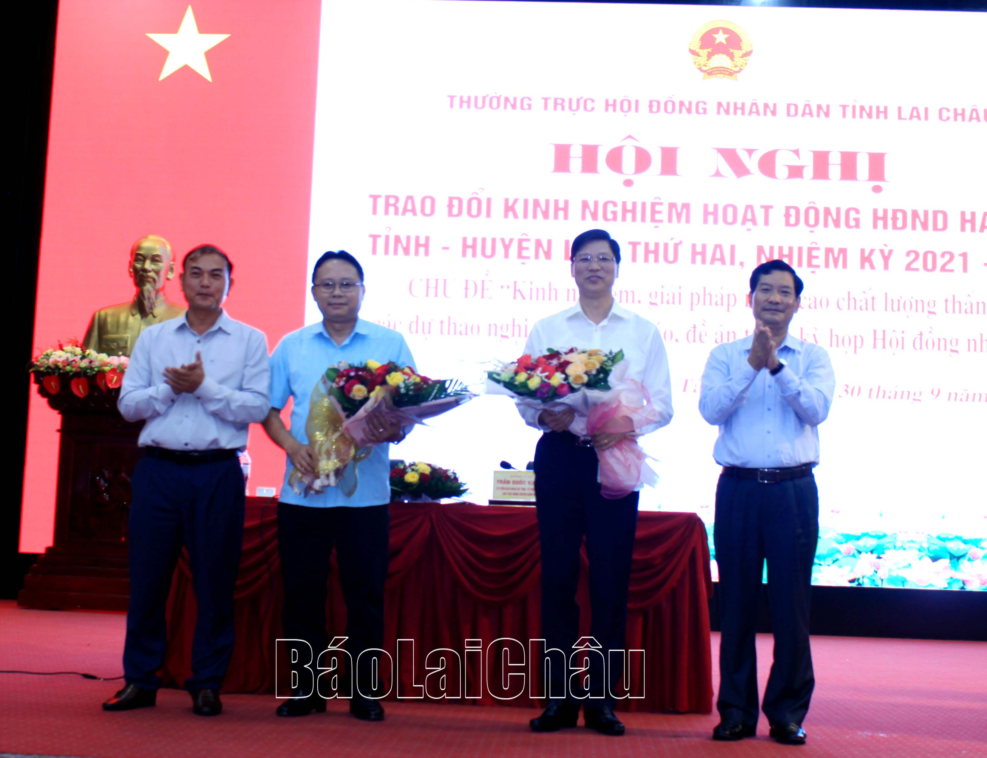 Các đồng chí lãnh đạo HĐND tỉnh tặng hoa chúc mừng HĐND huyện Tân Uyên hoàn thành nhiệm vụ và giao nhiệm vụ đăng cai cho HĐND huyện Nậm Nhùn.