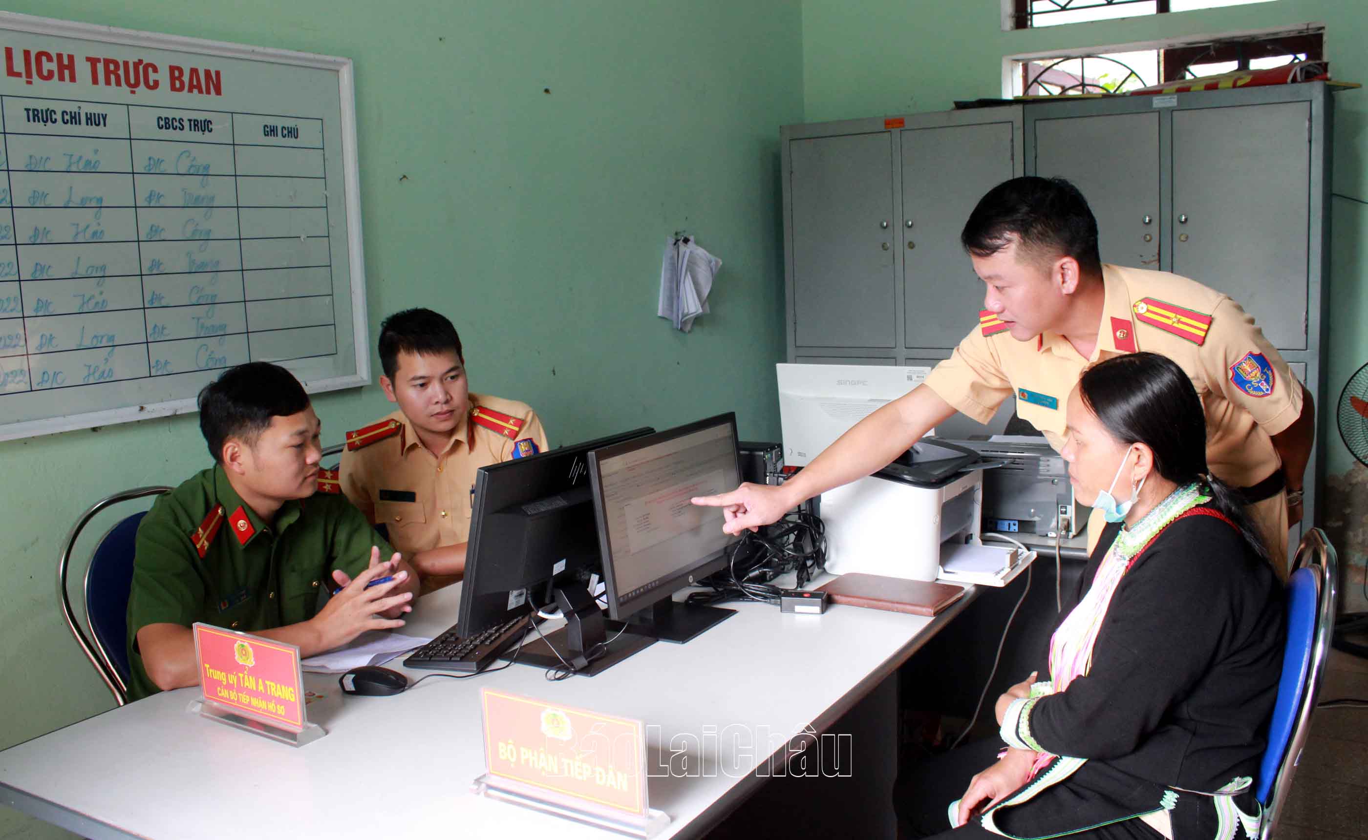 Cán bộ Đội Đăng ký quản lý phương tiện (Phòng Cảnh sát Công an tỉnh), Đội Cảnh sát Giao thông - trật tự (Công an huyện Tam Đường), Công an xã Hồ Thầu hướng dẫn người dân hoàn thiện thủ tục cấp đăng ký xe mô-tô.