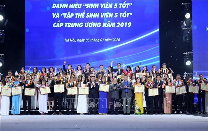 Lễ kỷ niệm 70 năm Ngày truyền thống học sinh, sinh viên và Hội Sinh viên Việt Nam;  Tuyên dương “Sinh viên 5 tốt” cấp Trung ương và trao Giải thưởng “Sao Tháng Giêng” . (Ảnh minh họa: TTXVN)