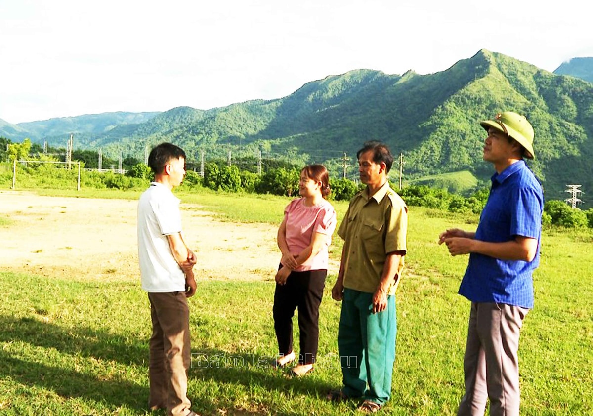 Ông Lù Văn Thân (thứ 2 bên phải) trao đổi với các cơ quan, đoàn thể  xã về  việc hiến đất của  gia đình.