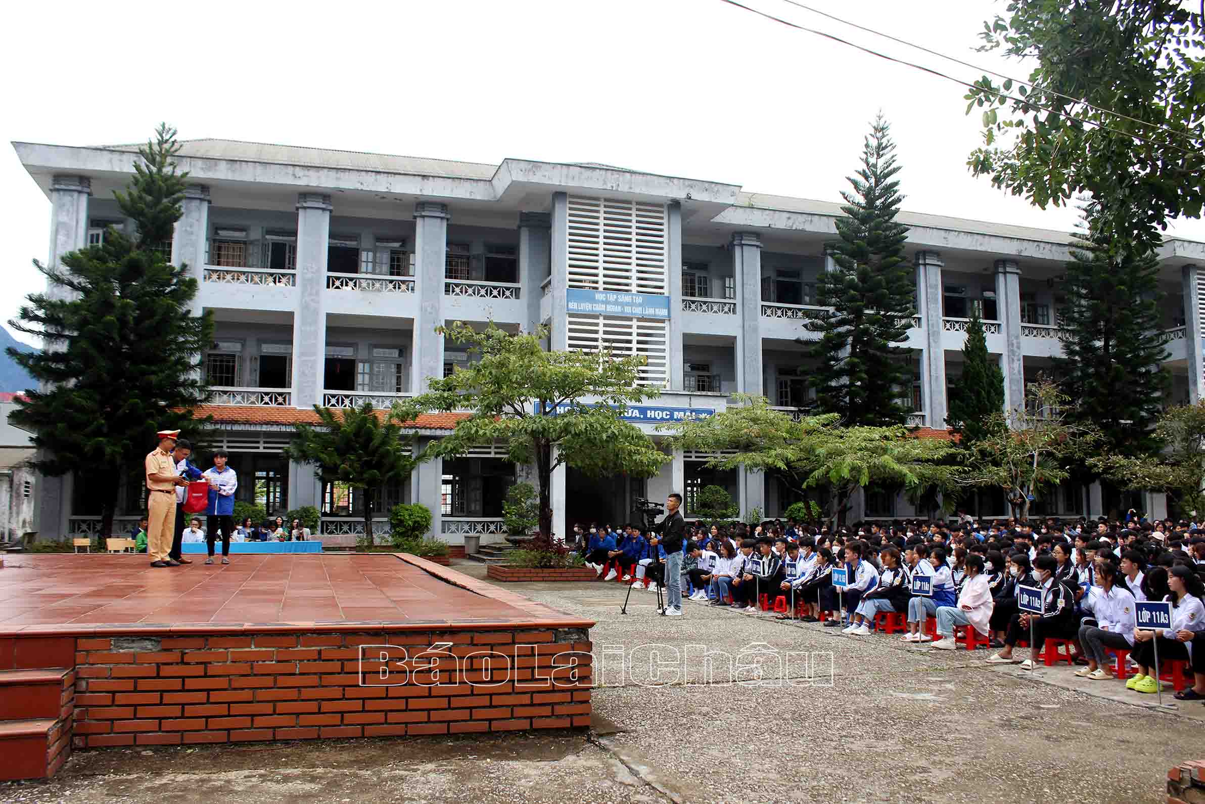 Báo cáo viên Phòng CSGT - Công an tỉnh tuyên truyền Luật GTĐB cho cán bộ, giáo viên và học sinh 2 Trường THPT Bình Lư và Phổ thông Dân tộc Nội Trú huyện Tam Đường.